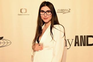 Influencerka Naomi Adachi v 9. měsíci na červeném koberci! Ukázala i podprsenku